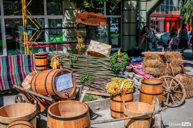 Народні розваги і море людей: в центрі Луцька «гуляє» етнофестиваль. ФОТО 