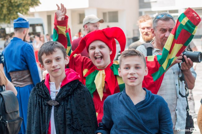 Середньовічні сукні, лицарські обладунки і давні забави: «Князівський бенкет» у Луцьку. ФОТО