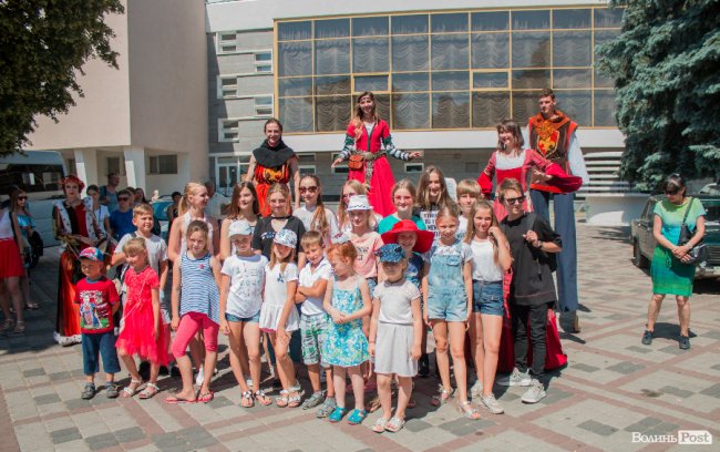 Середньовічні сукні, лицарські обладунки і давні забави: «Князівський бенкет» у Луцьку. ФОТО