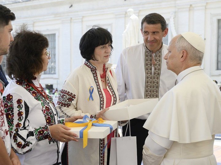 Львівська дизайнерка подарувала Папі Римському іменну вишиванку. ФОТО