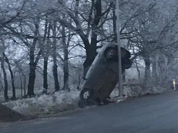 Аварія на Волині: автівка «зависла» в кюветі. ФОТО