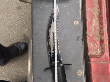 На Волині митники затримали трьох іноземців  з холодною зброєю