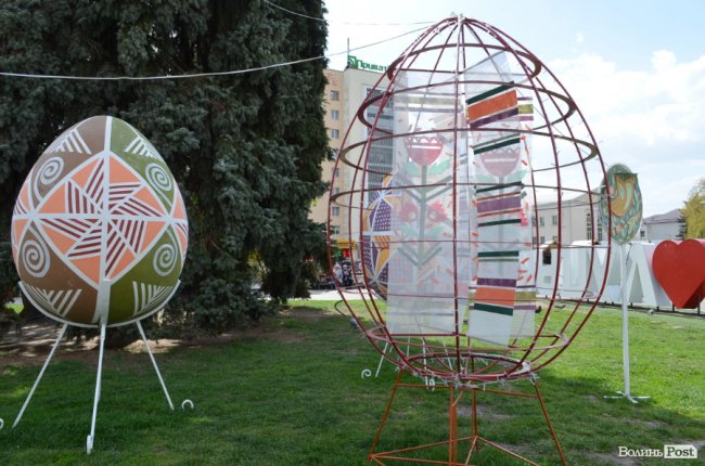 Традиційні писанки, яскраві курчатка і апетитні паски: великодній Луцьк. ФОТОРЕПОРТАЖ