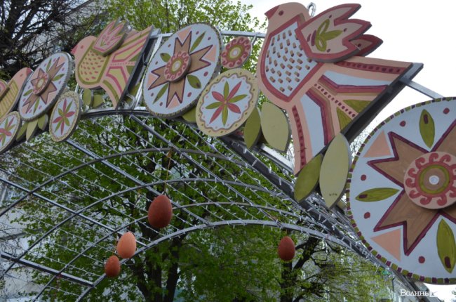 Традиційні писанки, яскраві курчатка і апетитні паски: великодній Луцьк. ФОТОРЕПОРТАЖ