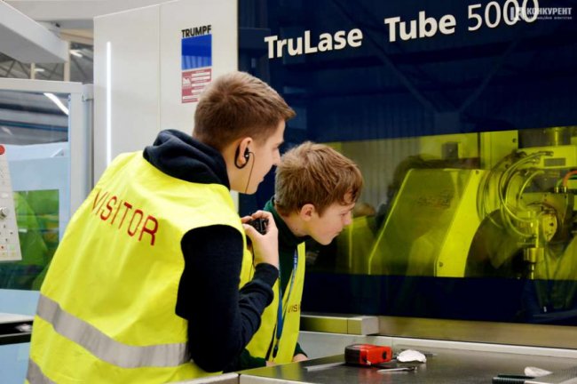 Луцьким школярам показали, як працює великий місцевий завод. ФОТО