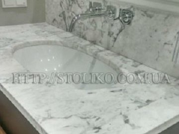 Чому жовтіє мармурова стільниця?*