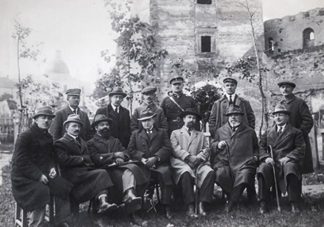 Луцькі владці позують для колективного фото на фоні замку. РЕТРОФОТО