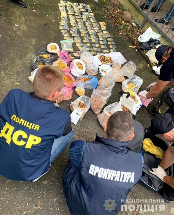 У Рівному поліцейські вилучили бурштину на понад мільйон гривень. ФОТО