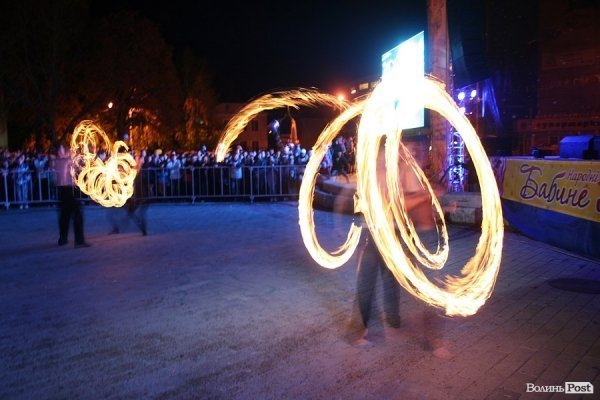 У Луцьку  роздавали борщ під наглядом охорони. ФОТО