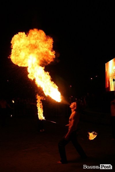 У Луцьку  роздавали борщ під наглядом охорони. ФОТО