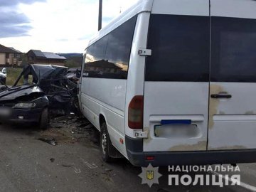 На Прикарпатті рейсовий автобус потрапив в аварію: 8 травмованих