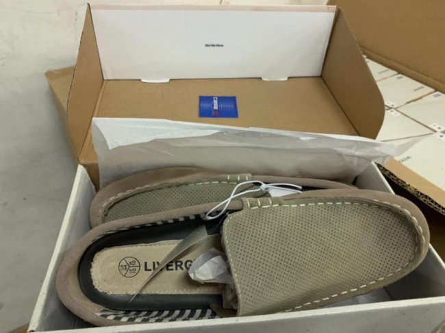 Через «Ягодин» намагались незаконно провезти партію чоловічого взуття. ФОТО