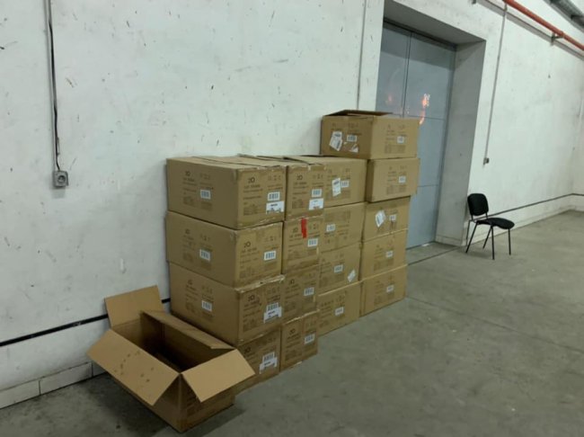 Через «Ягодин» намагались незаконно провезти партію чоловічого взуття. ФОТО