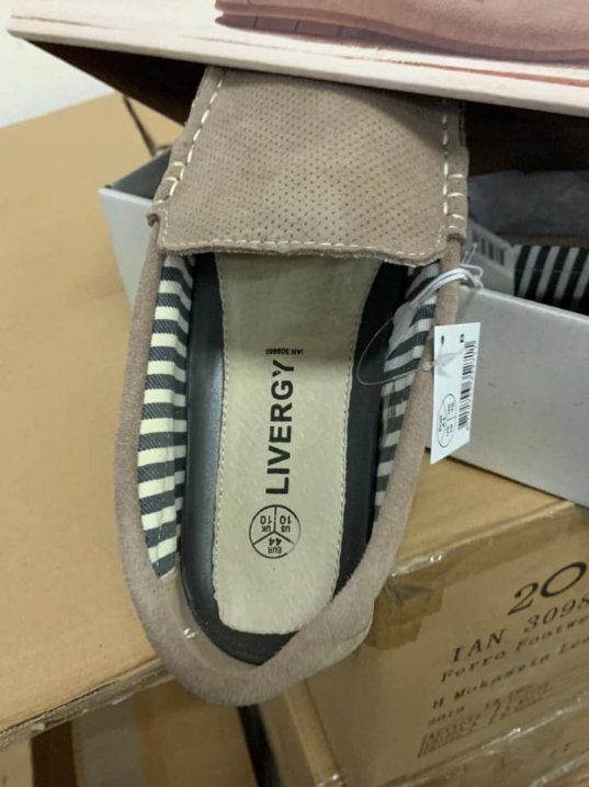 Через «Ягодин» намагались незаконно провезти партію чоловічого взуття. ФОТО