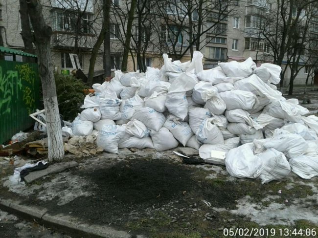 У луцькі двори люди підкинули гори будівельного сміття. ФОТО
