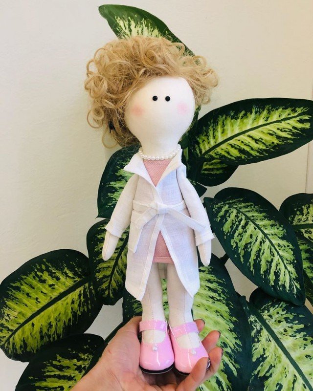 Лучанка шиє м’які іграшки, які схожі на своїх майбутніх власників