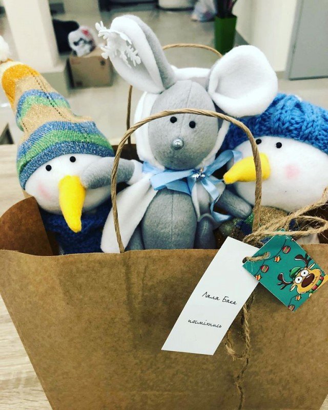 Лучанка шиє м’які іграшки, які схожі на своїх майбутніх власників