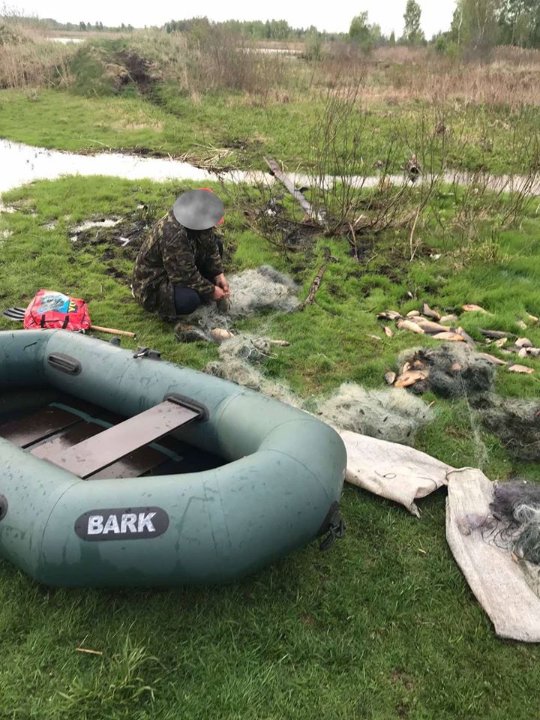 У нацпарку на Волині затримали браконьєрів, які ловили рибу сітками із човна. ФОТО