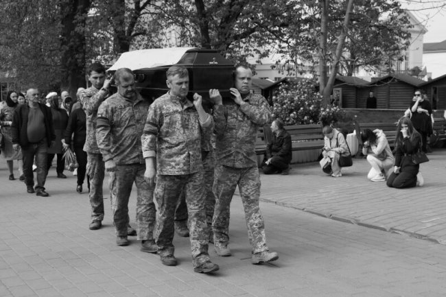 Лучани навколішки прощалися із двома Героями