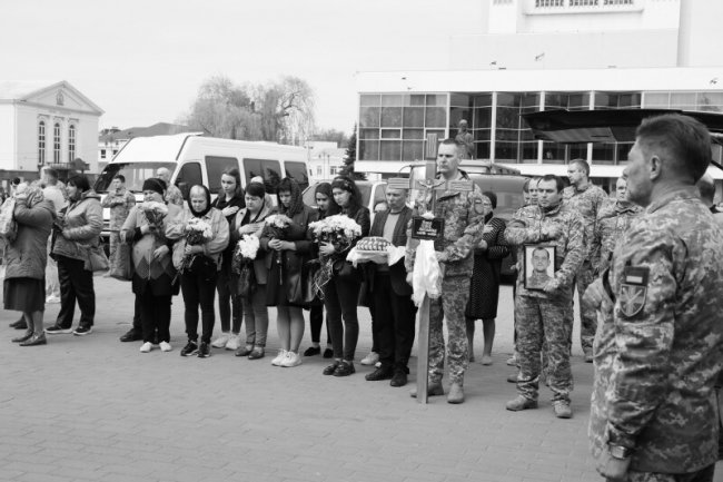 Лучани навколішки прощалися із двома Героями