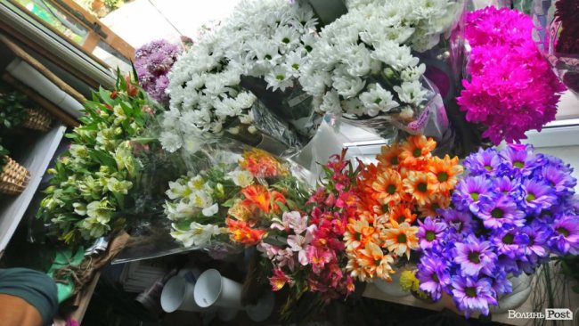 «Квітковий бум» на перший дзвоник: ціни в Луцьку. ФОТО
