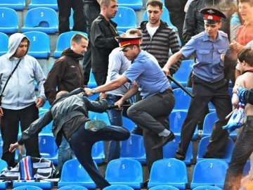 У Росії футбольні фани побилися з поліцією. ВІДЕО