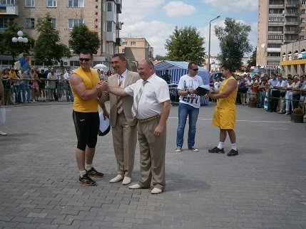 У Ковелі силачі тягнули вантажівку та піднімали 200-кілограмову штангу. ФОТО