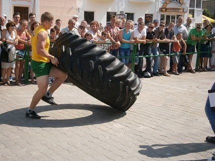 У Ковелі силачі тягнули вантажівку та піднімали 200-кілограмову штангу. ФОТО