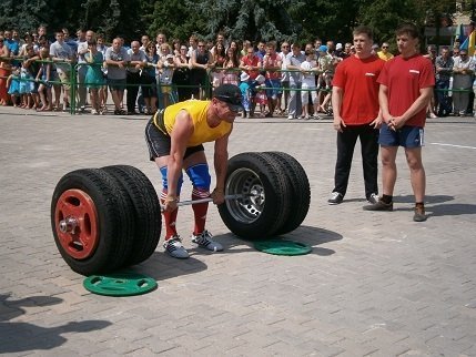 У Ковелі силачі тягнули вантажівку та піднімали 200-кілограмову штангу. ФОТО
