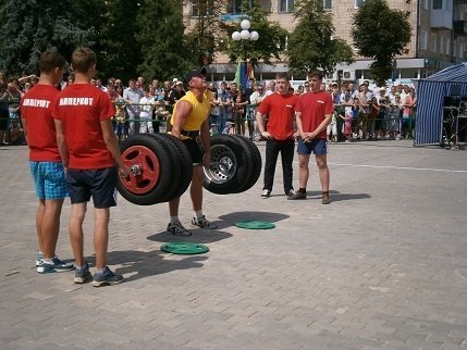 У Ковелі силачі тягнули вантажівку та піднімали 200-кілограмову штангу. ФОТО
