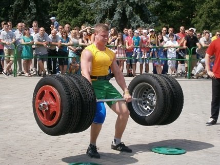 У Ковелі силачі тягнули вантажівку та піднімали 200-кілограмову штангу. ФОТО