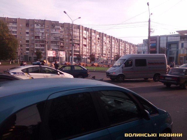 Ранкова аварія: у Луцьку зіткнулися бус та легковик