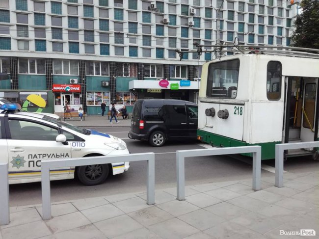 Перебігала на червоне: у Луцьку тролейбус наїхав на жінку. ФОТО