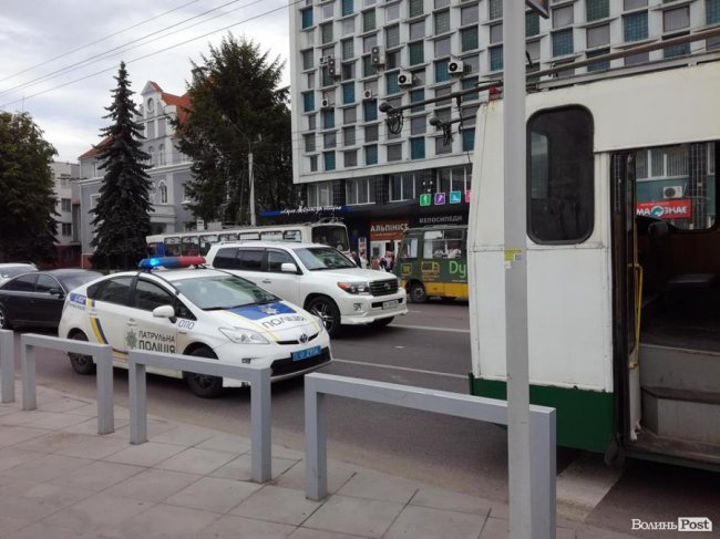 Перебігала на червоне: у Луцьку тролейбус наїхав на жінку. ФОТО