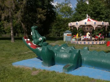 У центральному парку Луцька демонтують старі та встановлять нові атракціони. ВІДЕО