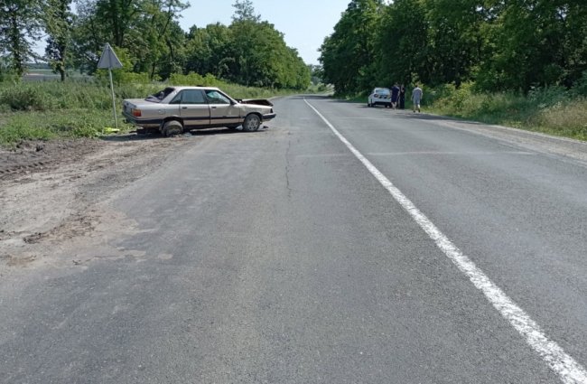 На Волині два автомобілі злетіли у кювет та перекинулись: двоє постраждалих