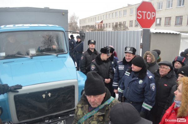 Блокування ВВшників у Луцьку: день другий. ФОТО