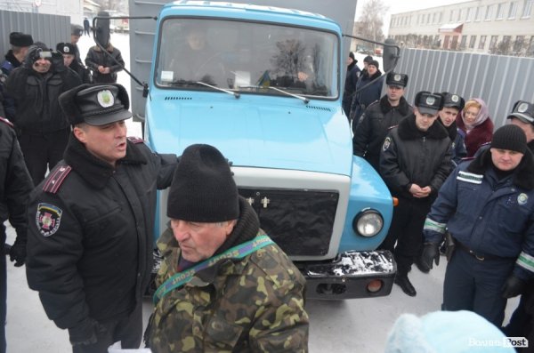 Блокування ВВшників у Луцьку: день другий. ФОТО