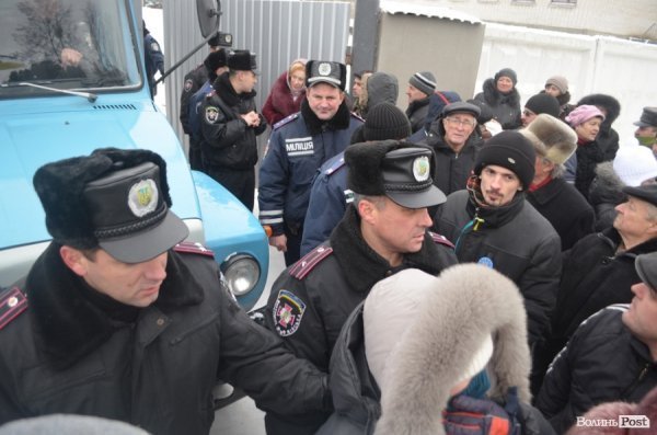 Блокування ВВшників у Луцьку: день другий. ФОТО