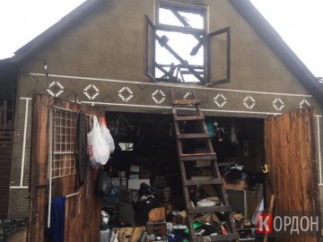 У волинському місті від удару блискавки загорілася будівля. ФОТО