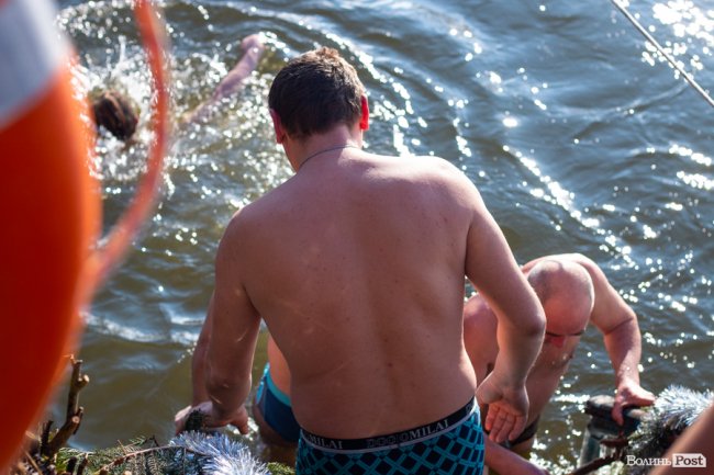 Як лучани пірнали в крижану купіль Стиру. ФОТО. ВІДЕО