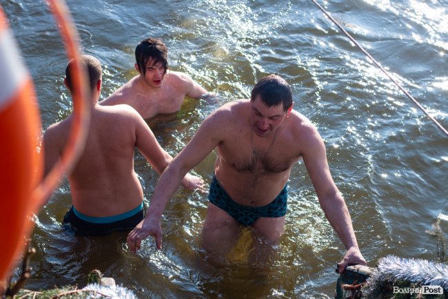 Як лучани пірнали в крижану купіль Стиру. ФОТО. ВІДЕО