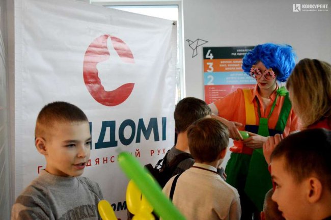 У Луцьку меценат організував  для майже півтисячі дітей новорічне свято. ФОТО