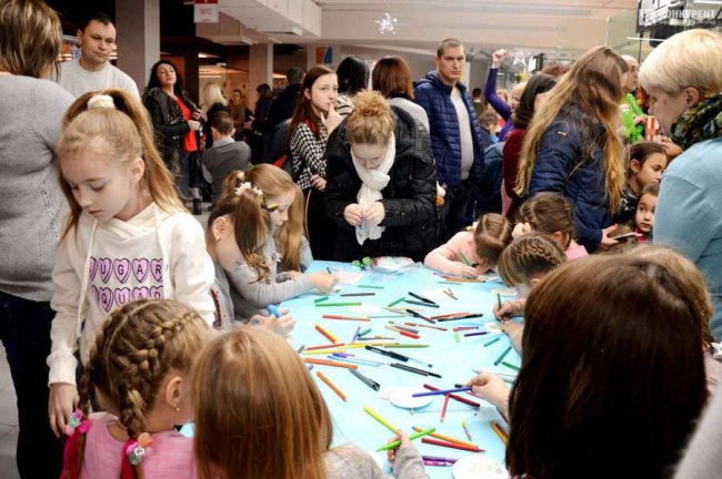 У Луцьку меценат організував  для майже півтисячі дітей новорічне свято. ФОТО