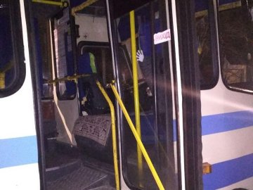 У Луцьку чоловік проник в автобус, щоб поспати. ФОТО