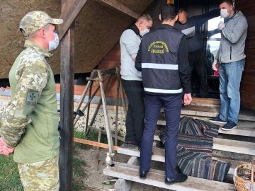 У будинку волинянина під час обшуку знайшли незаконну зброю та набої. ФОТО