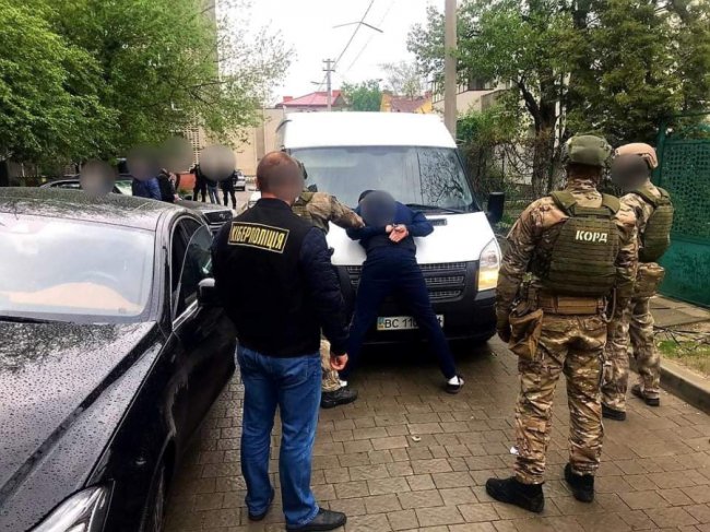 На Волині тривають обшуки через затримання злочинної групи інтернет-шахраїв у Львові. ФОТО