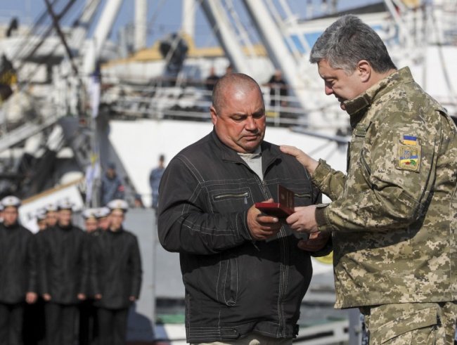 Президент нагородив українських моряків, які перебувають в полоні Росії