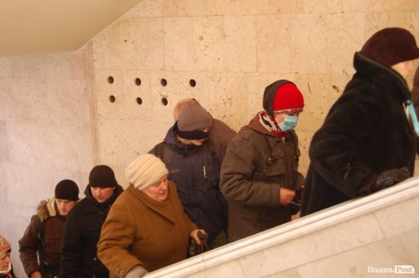 Люди піднялися до кабінету Клімчука чекати заяву про відставку