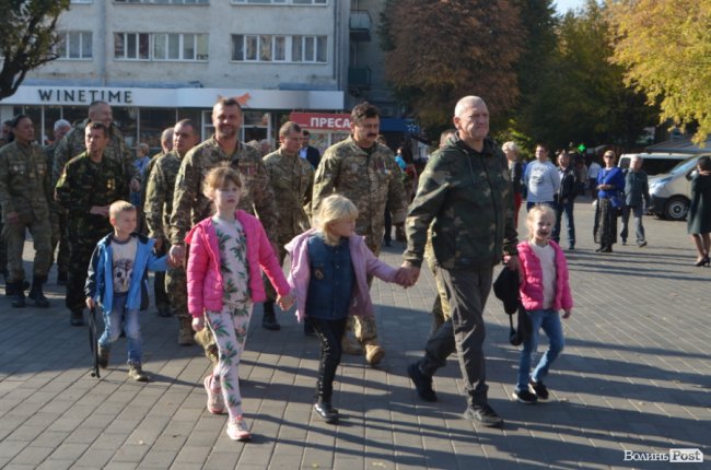 Із квітами та на колінах: у Луцьку вшанували полеглих захисників. ФОТО